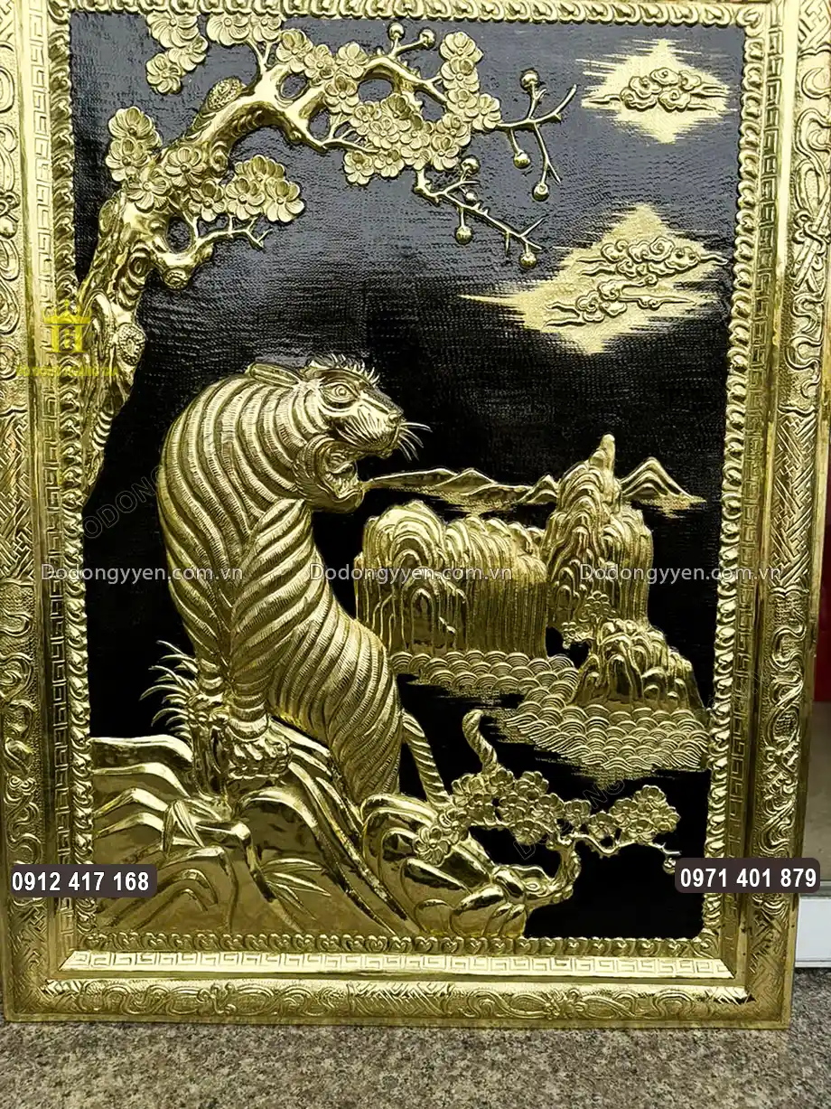 Linh vật Hổ được chạm th&uacute;c nổi v&ocirc; c&ugrave;ng h&ugrave;ng dũng, oai vệ